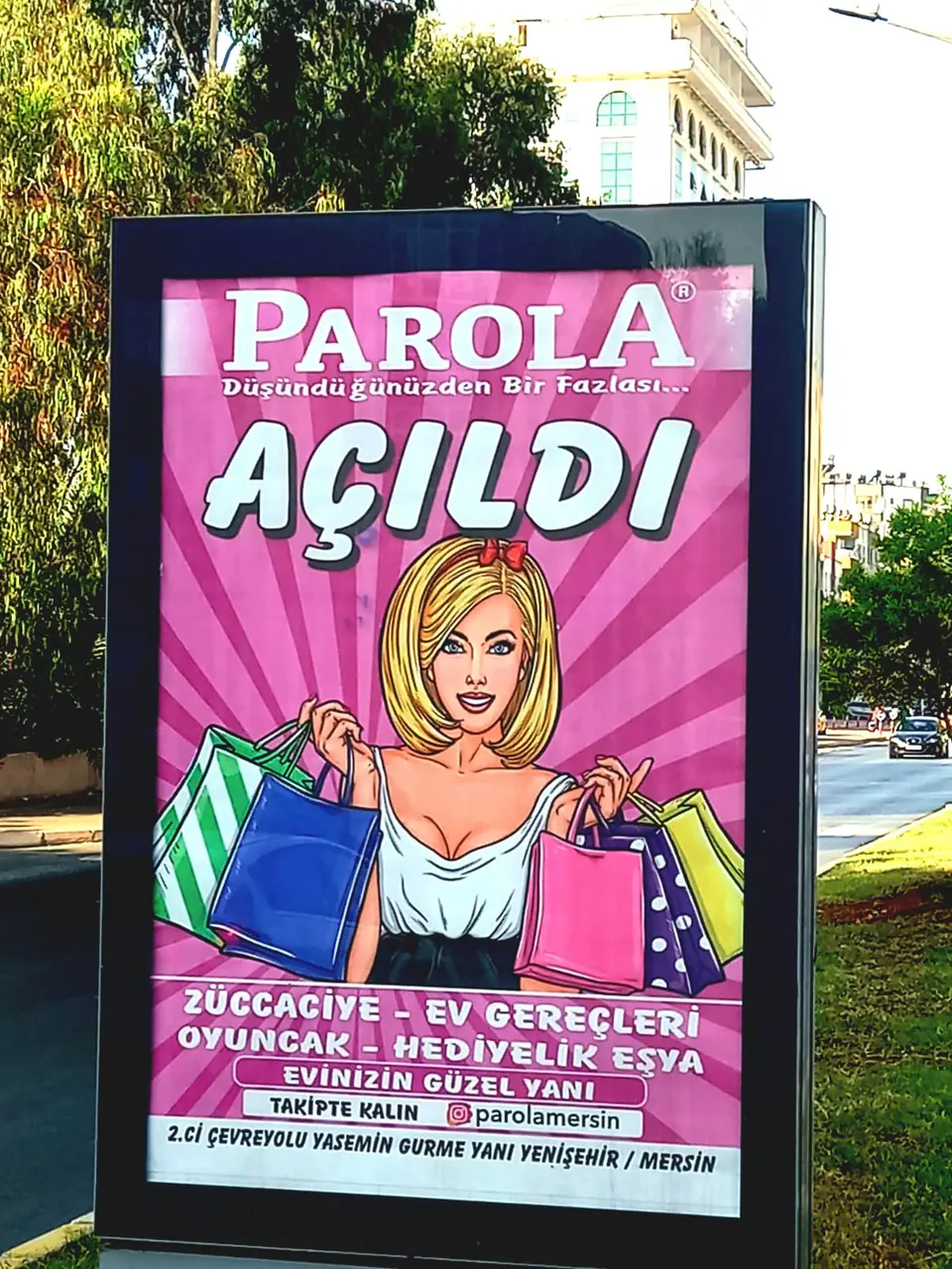Mağaza vitrinine asılan açılış temalı branda afiş.