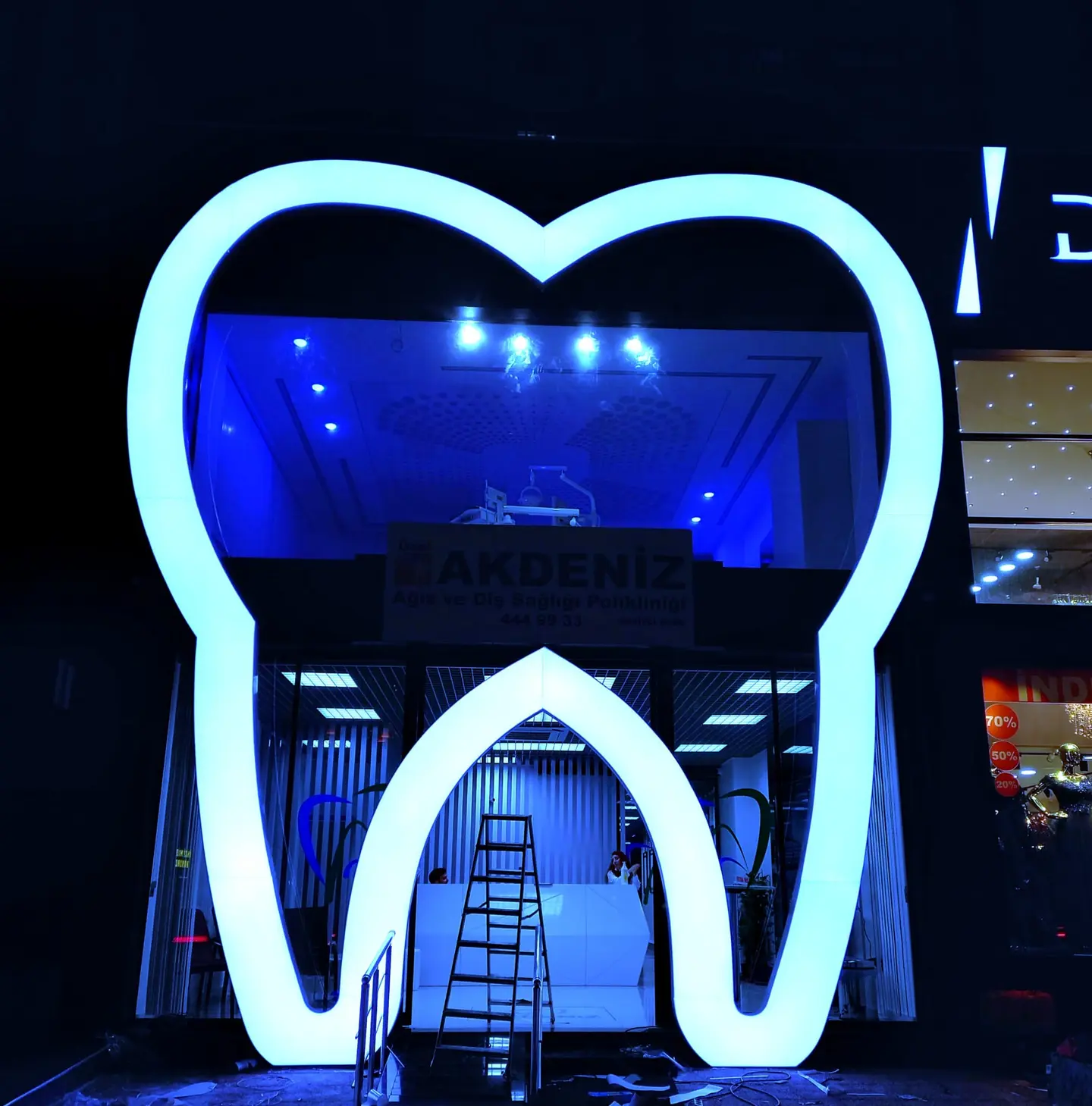 Klinik girişi için üretilen ışıklı özel form tabela.
