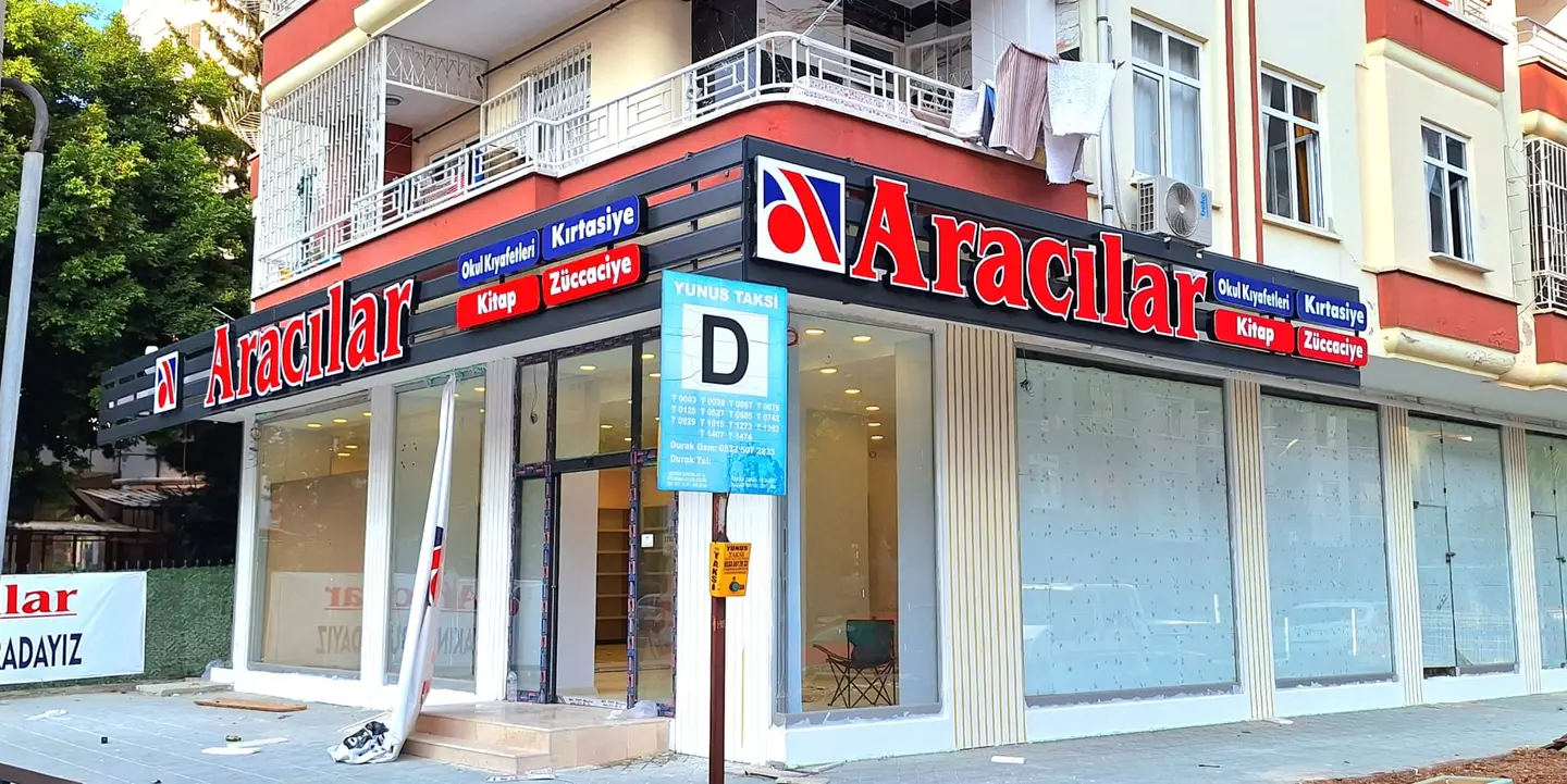 Kırtasiye mağazasının cephe tabelası ve vitrin düzeni.