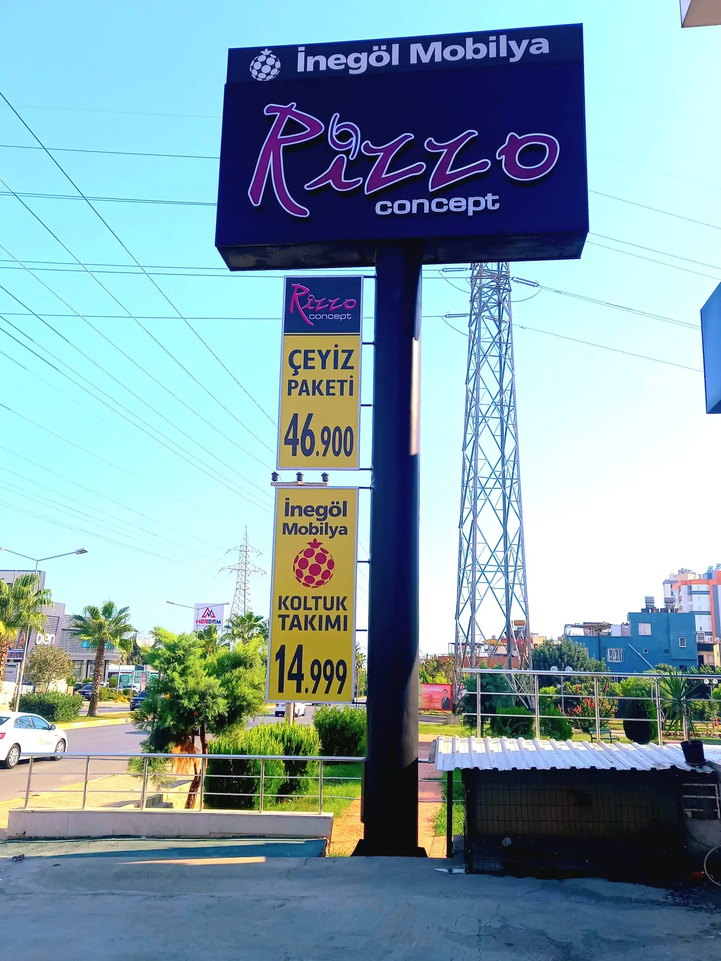 Cadde üzerinde kurulan çift yüzlü totem reklam panosu.